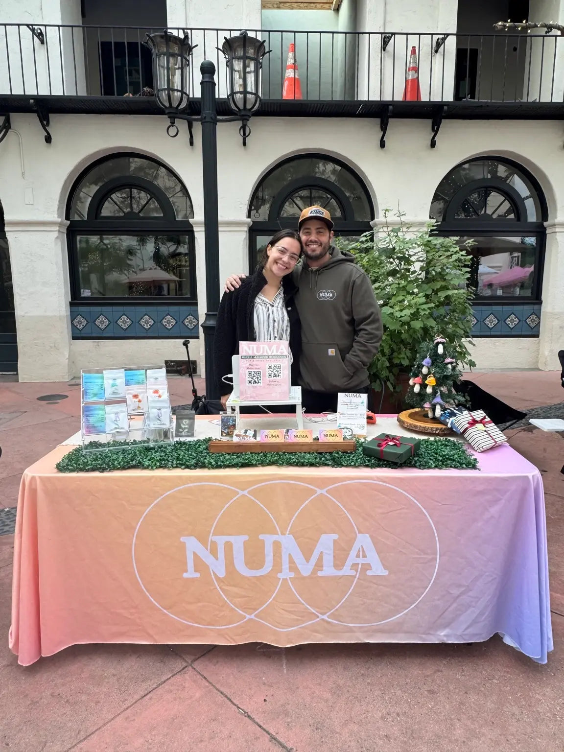 Friends walking with a NUMA Balance sachet